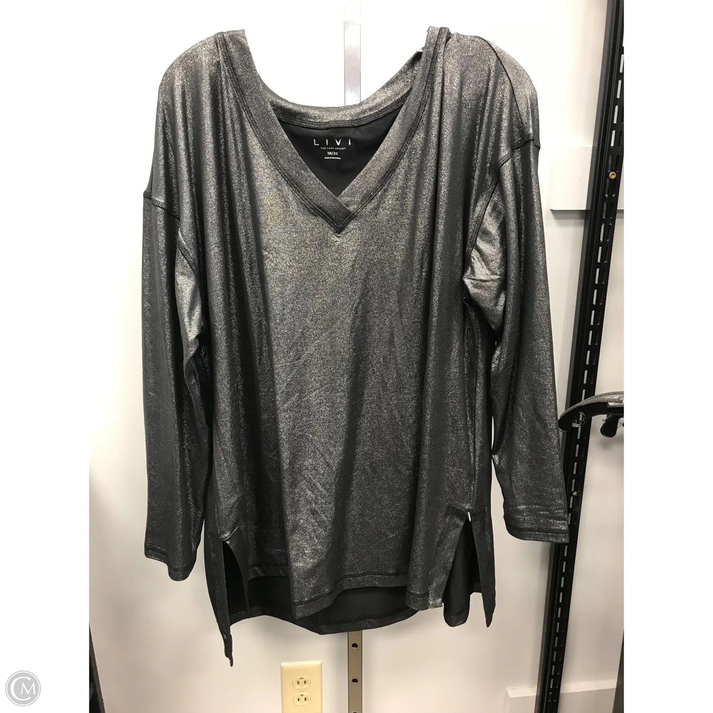 Top Long Sleeve By Livi Active In Silver, Size: 18