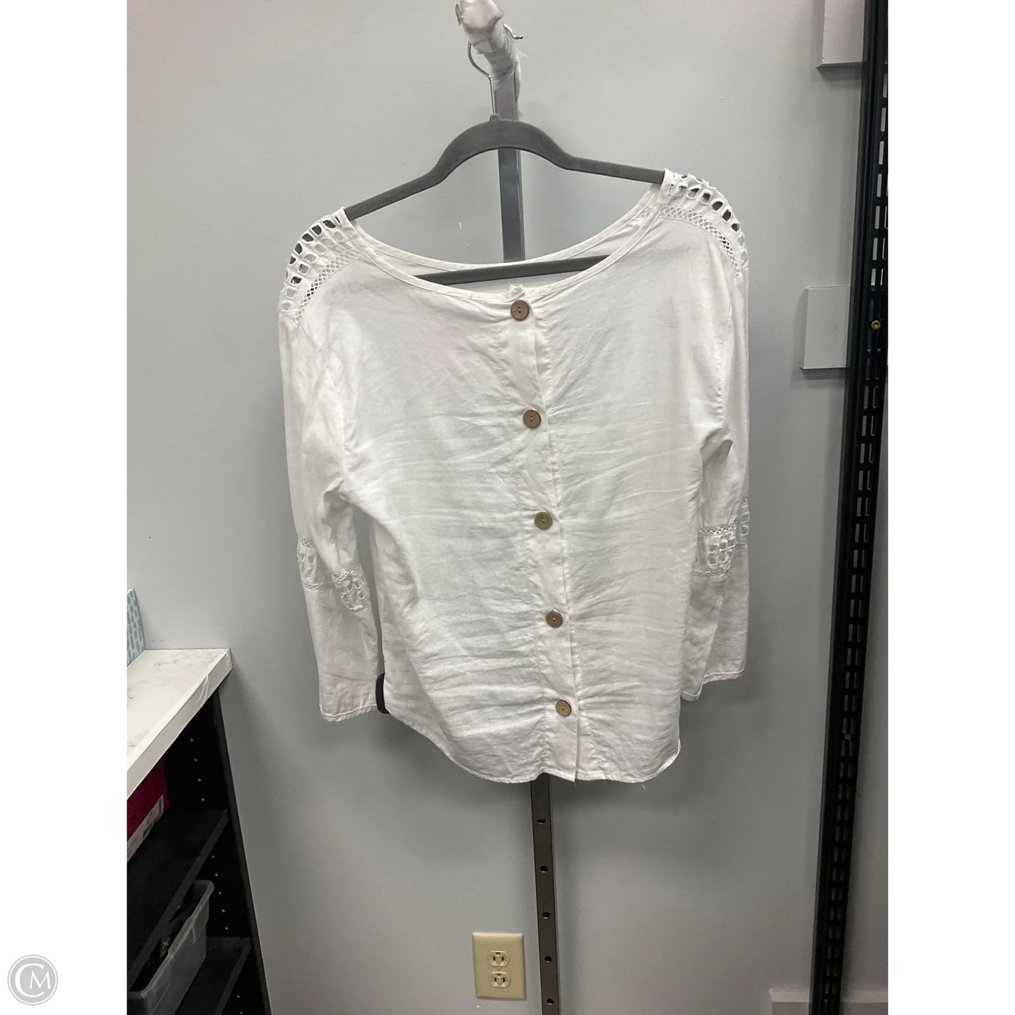 Top Long Sleeve By Clothes Mentor In White, Size: M