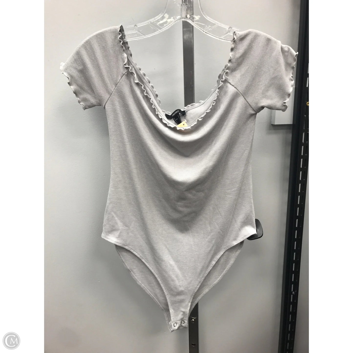 Top Short Sleeve By Forever 21 In Grey, Size: L