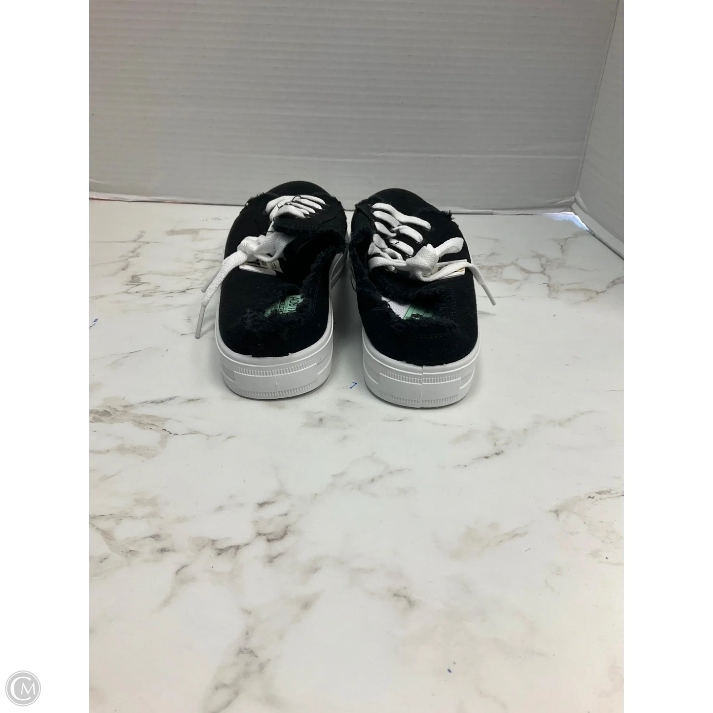 Shoes Sneakers By Clothes Mentor In Black, Size: 7