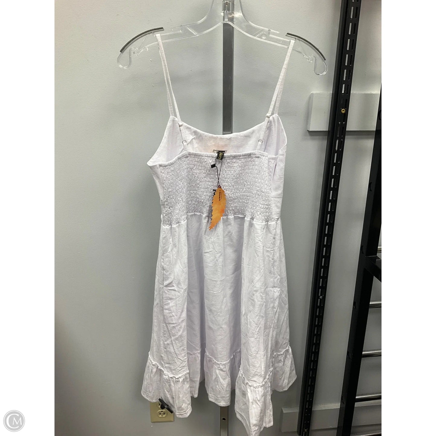Dress Casual Short By Clothes Mentor In White, Size: M