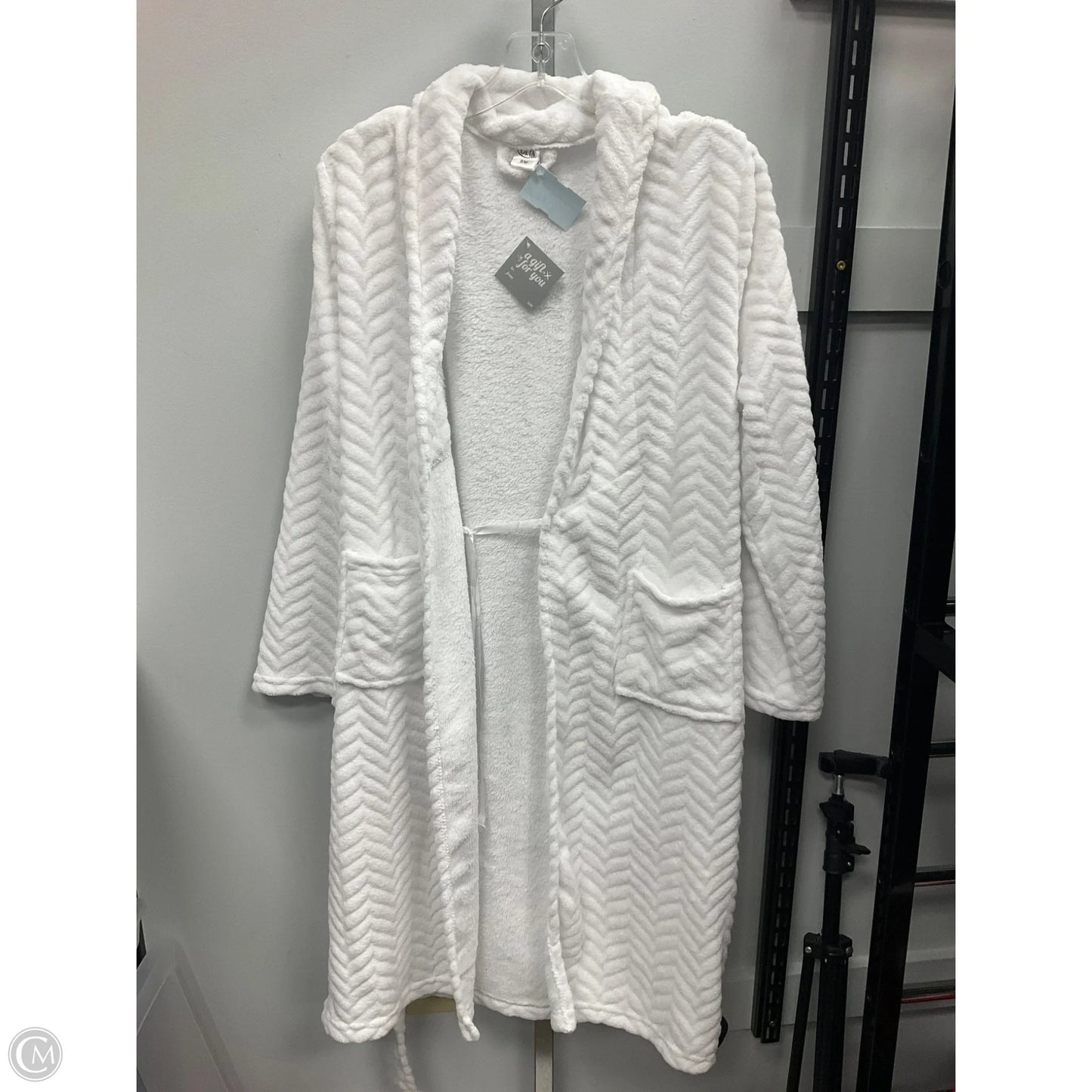 Robe By Clothes Mentor In White, Size: S