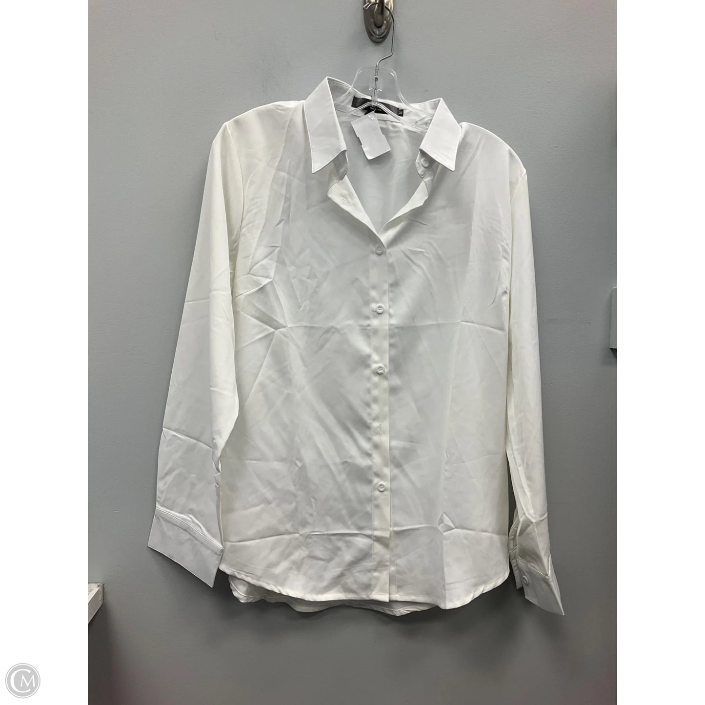 Top Long Sleeve By Clothes Mentor In White, Size: M