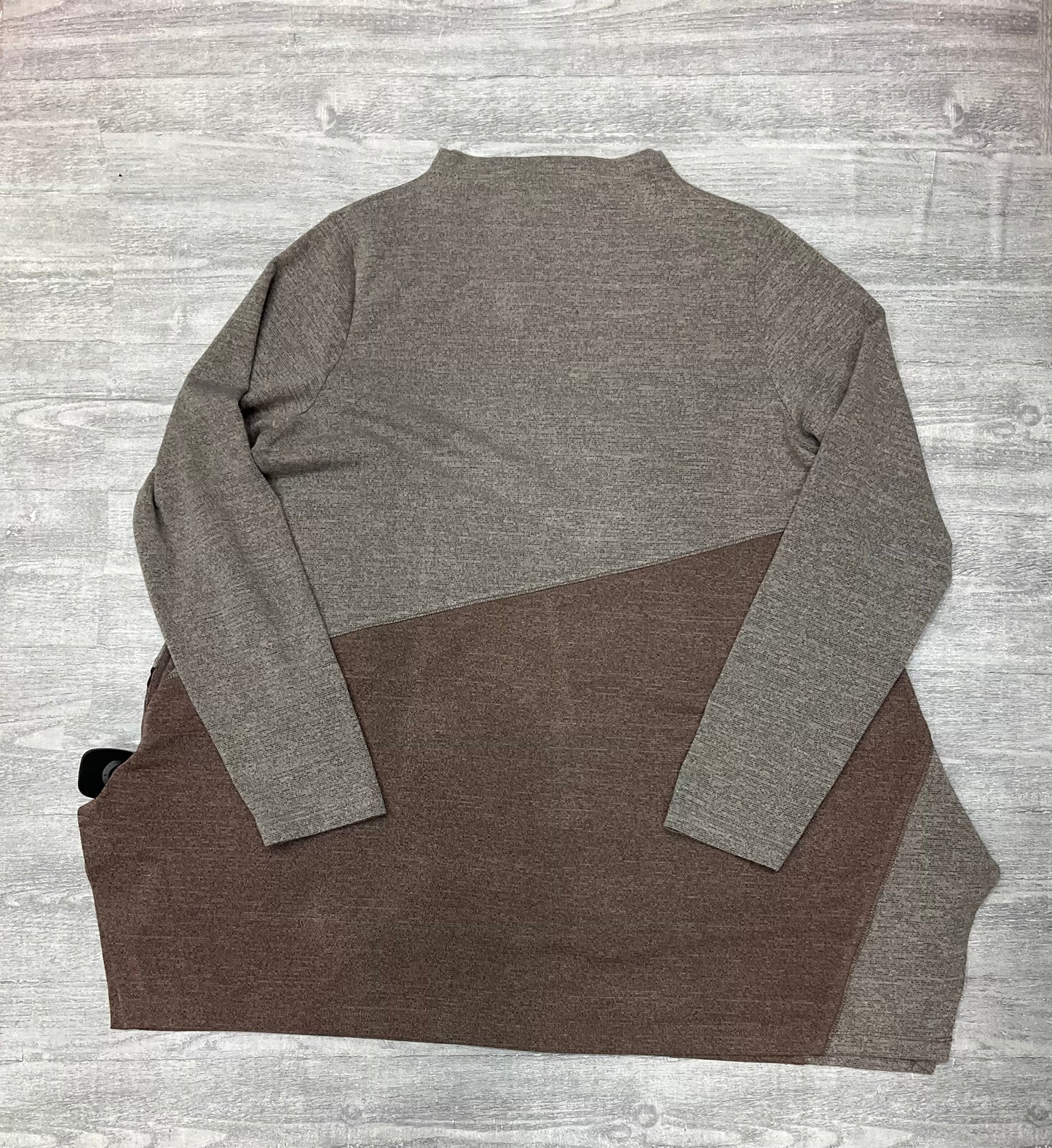 Top Long Sleeve By Cmc In Grey, Size: M