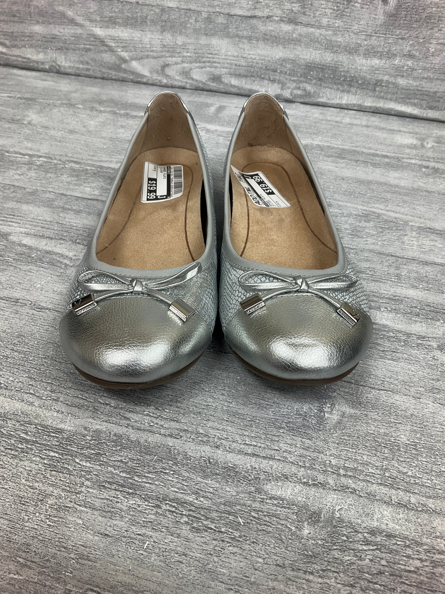 Shoes Flats By Vionic In Silver, Size: 7