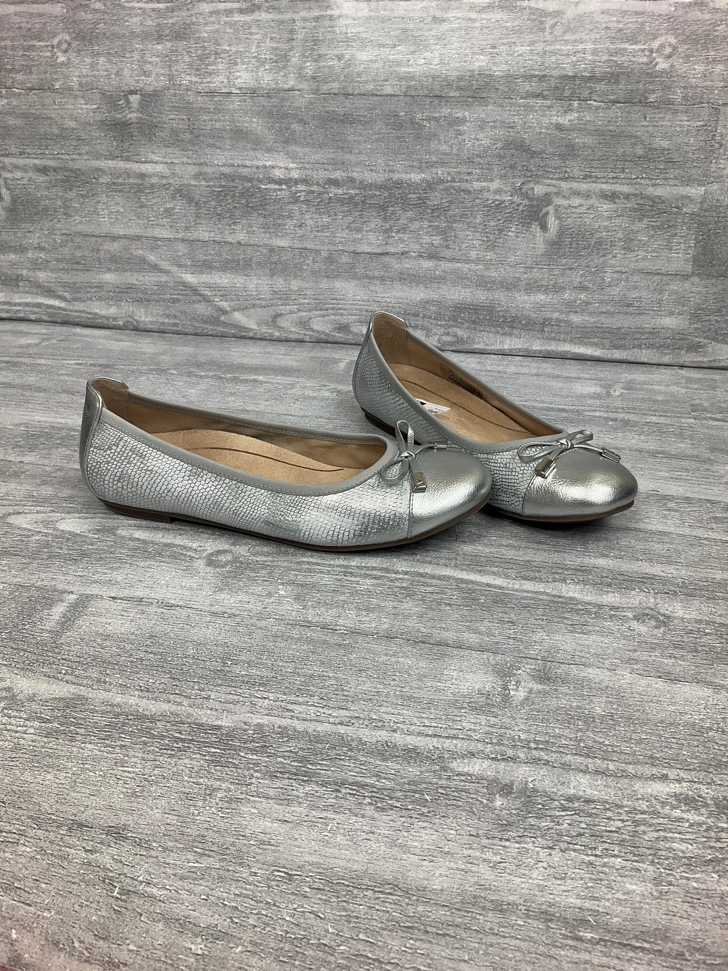 Shoes Flats By Vionic In Silver, Size: 7