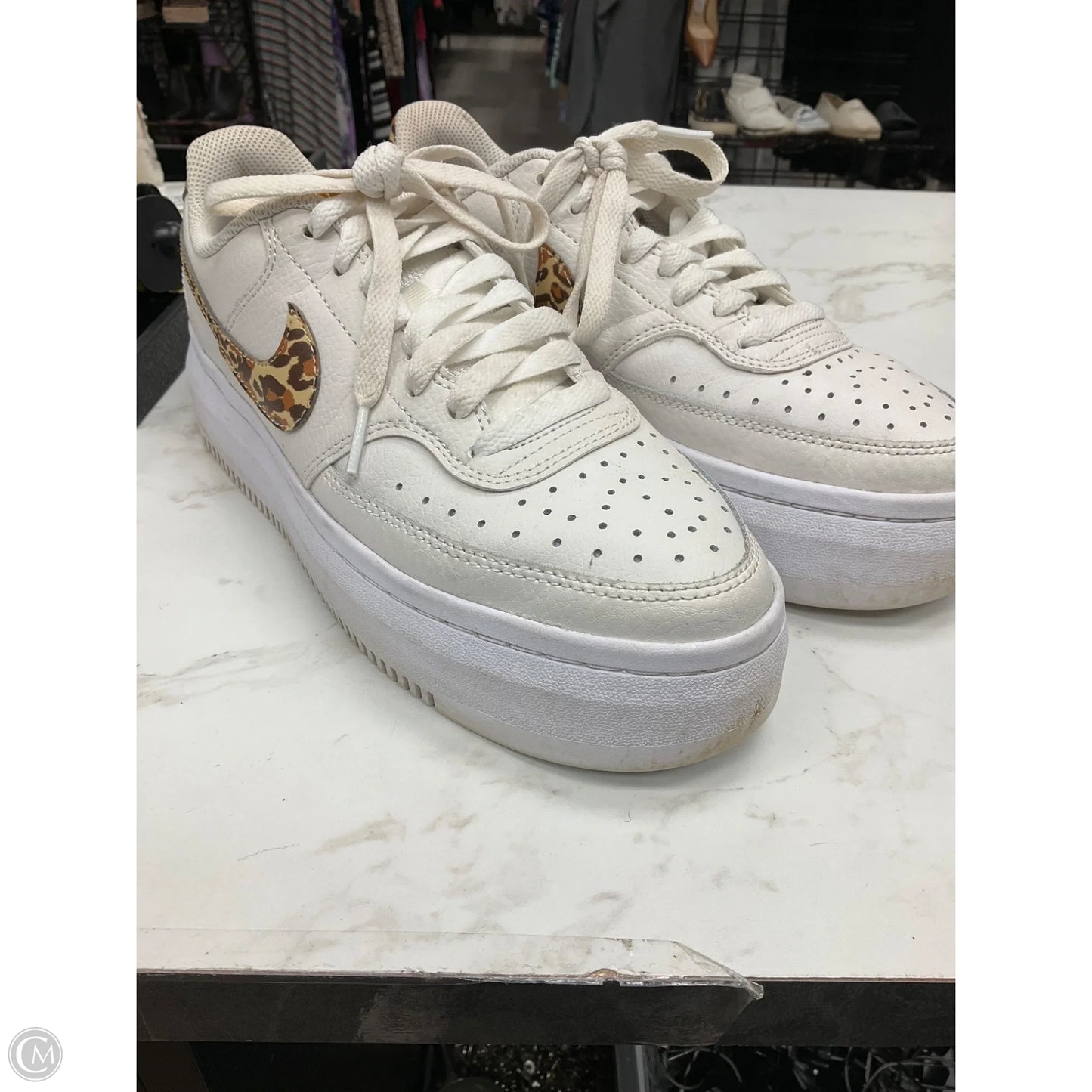Shoes Sneakers By Nike In White, Size: 9