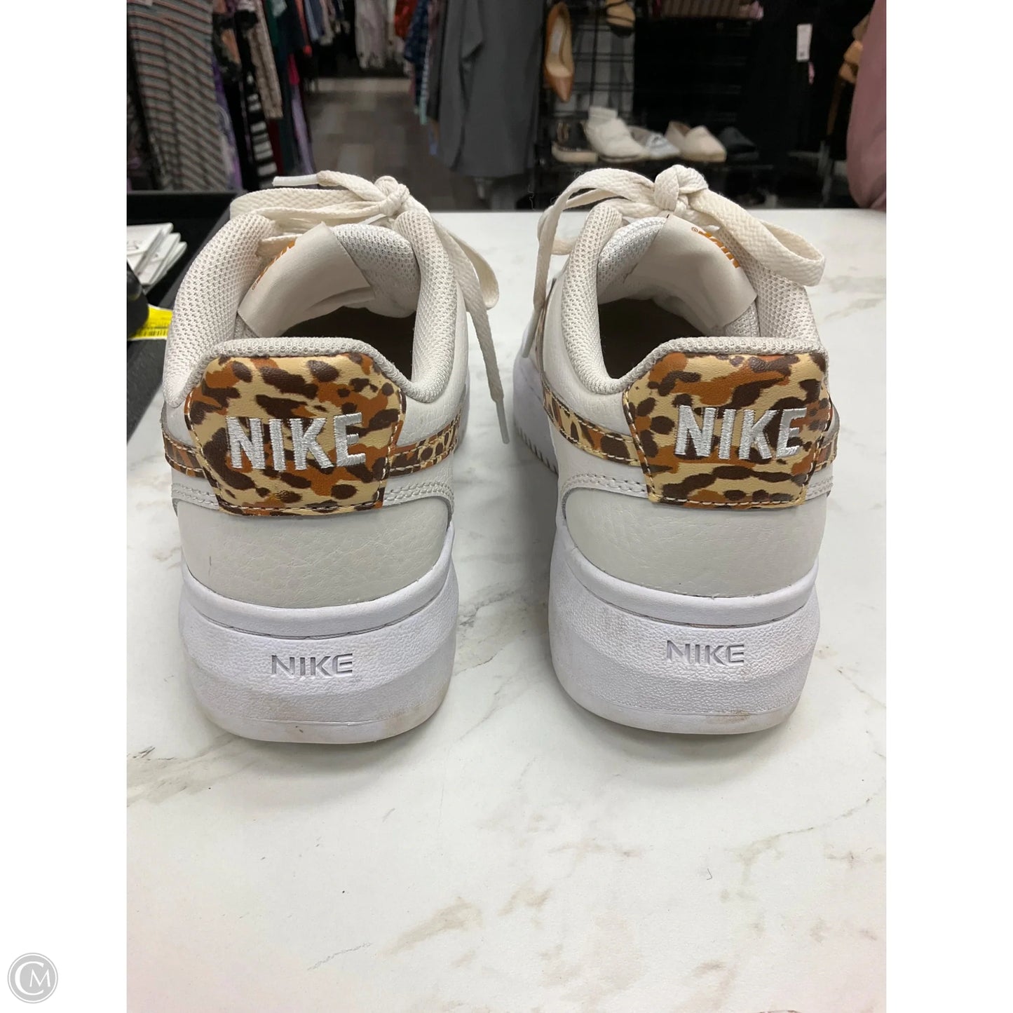 Shoes Sneakers By Nike In White, Size: 9