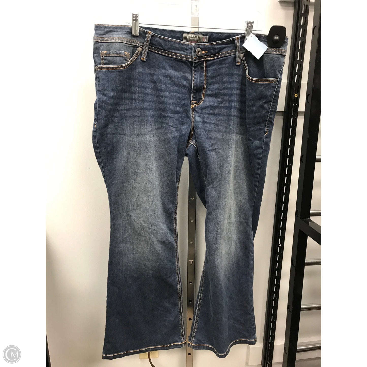 Jeans Flared By Torrid In Blue Denim, Size: 18