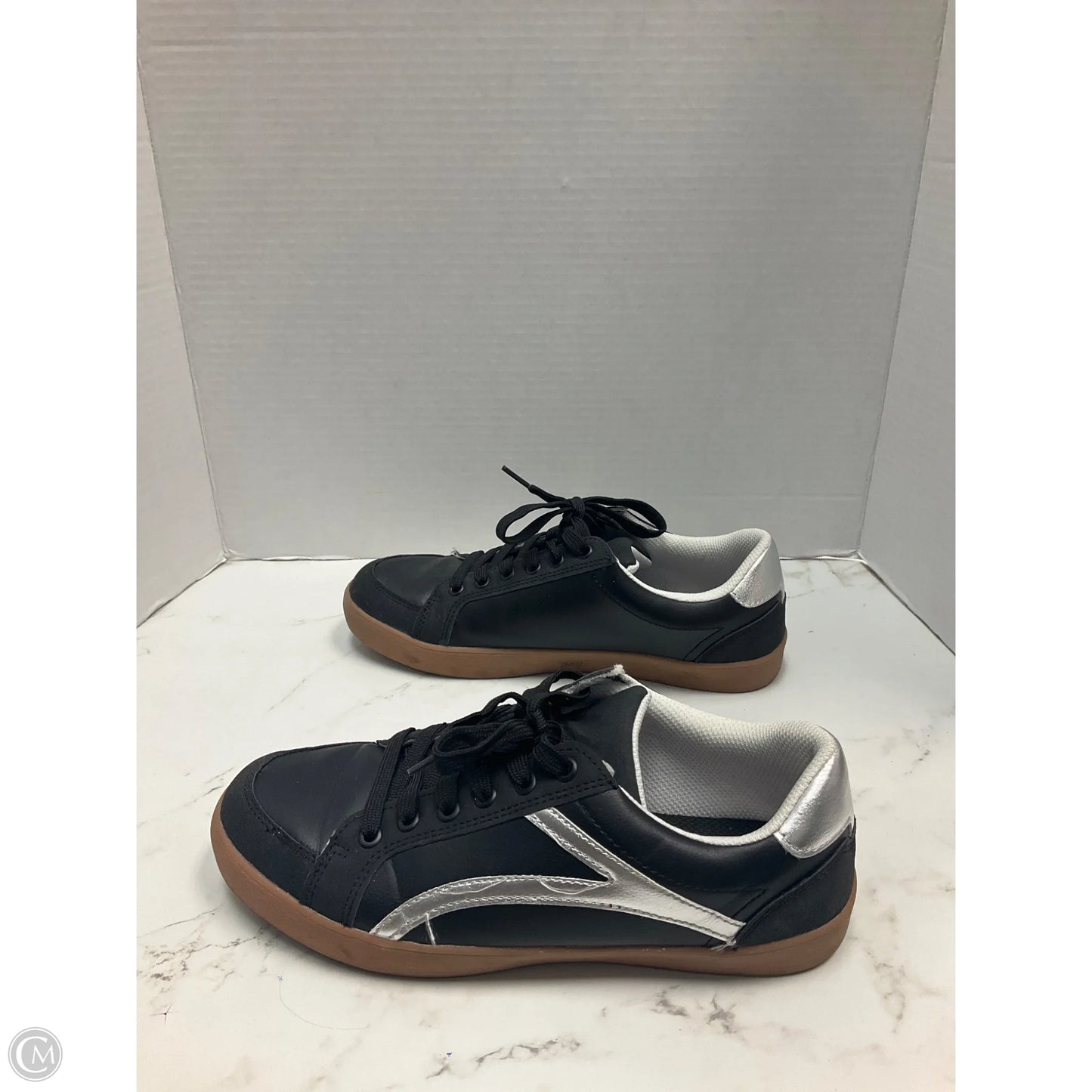 Shoes Sneakers By Serra In Black, Size: 9