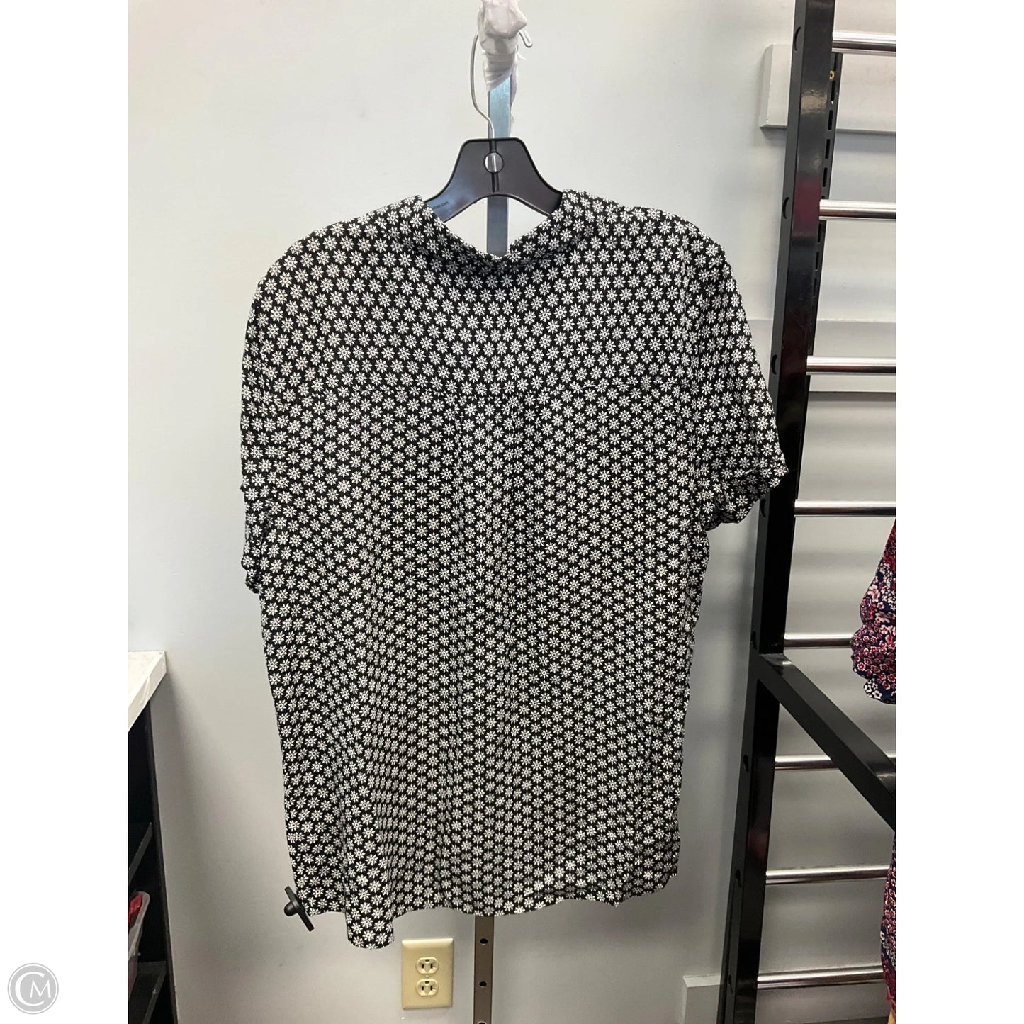 Top Short Sleeve By Croft And Barrow In Black & White, Size: L