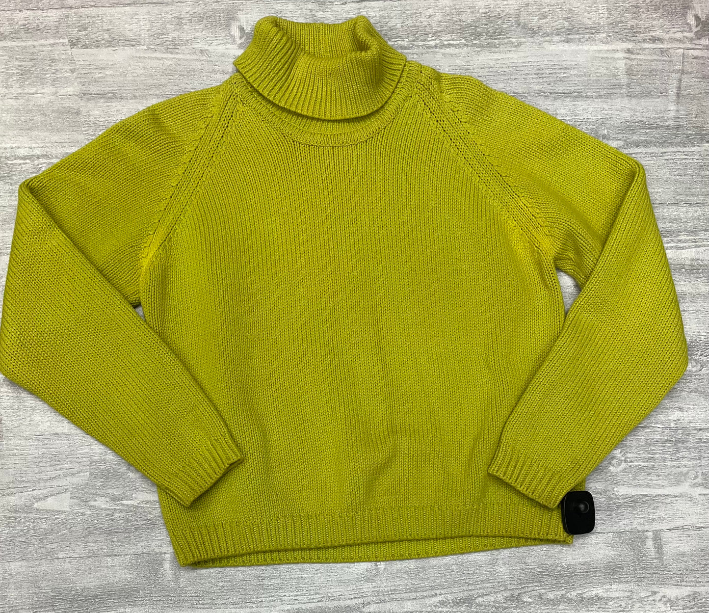 Sweater By Clothes Mentor In Green