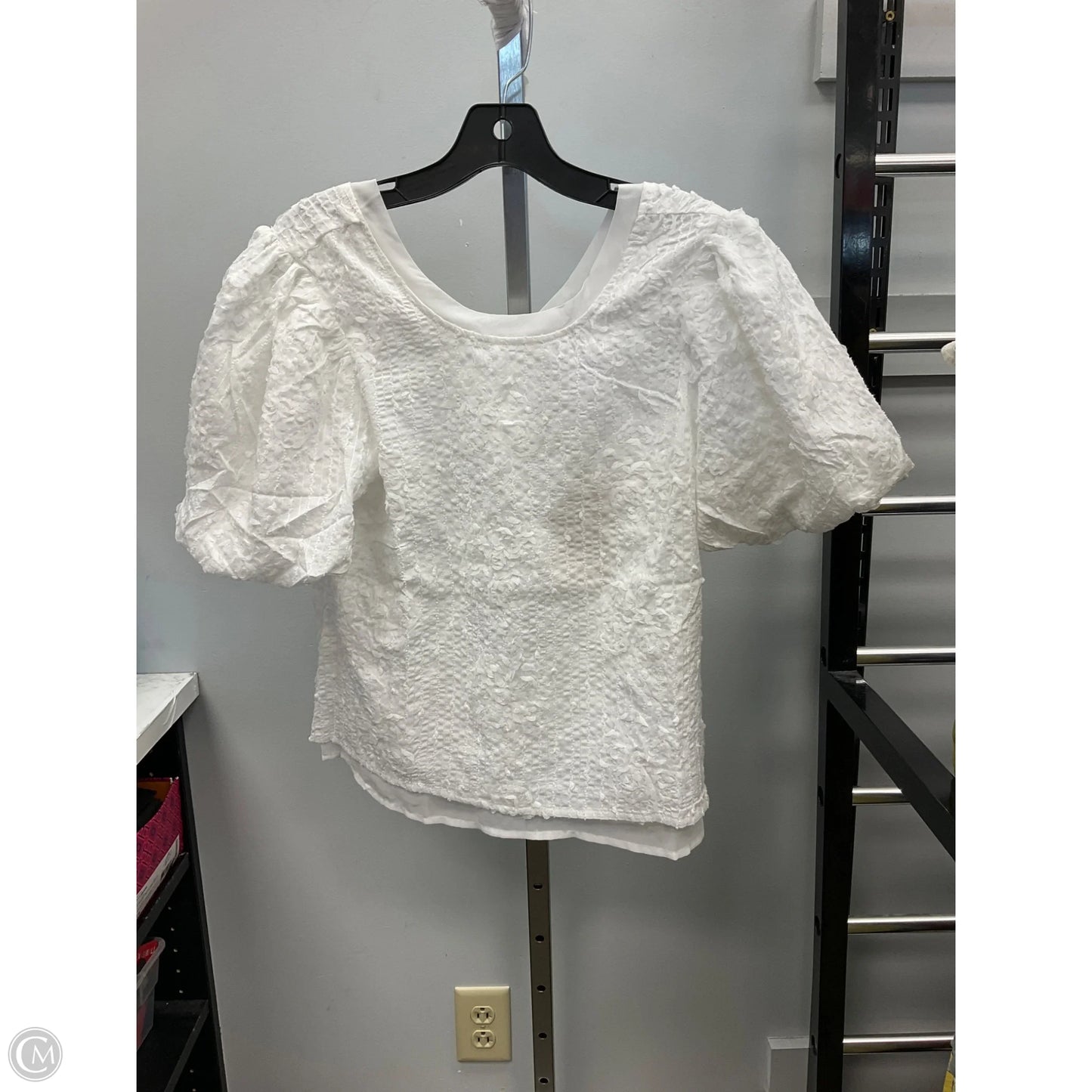 Top Short Sleeve By Clothes Mentor In White, Size: S