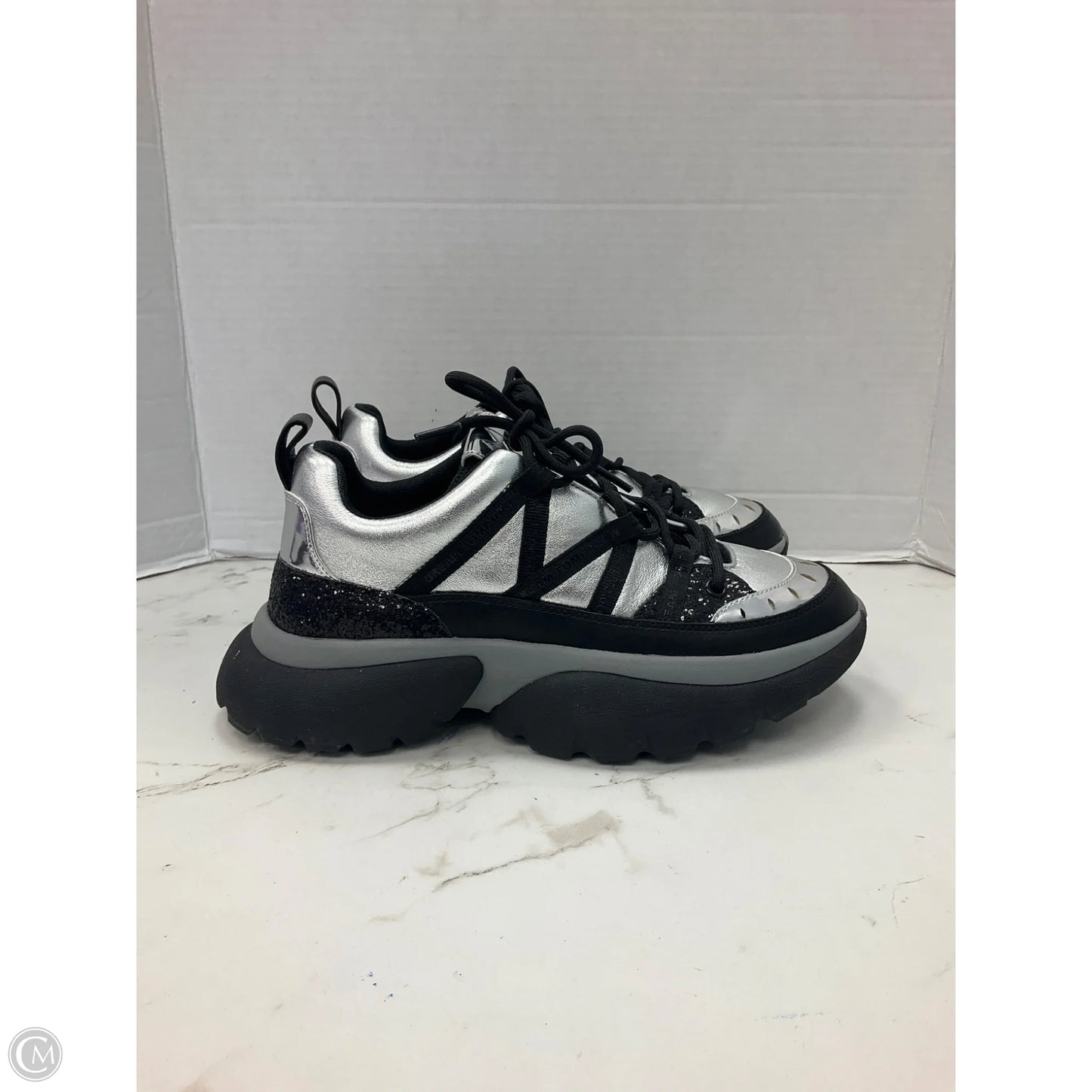 Shoes Sneakers By Clothes Mentor In Black & Silver, Size: 8
