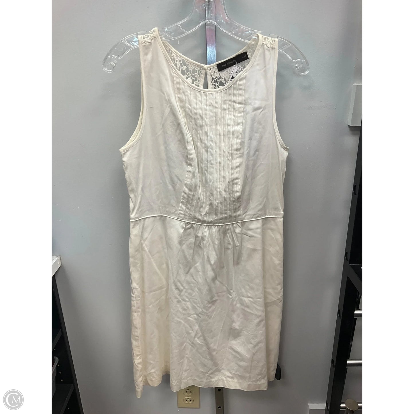Dress Casual Short By Clothes Mentor In Cream, Size: 10