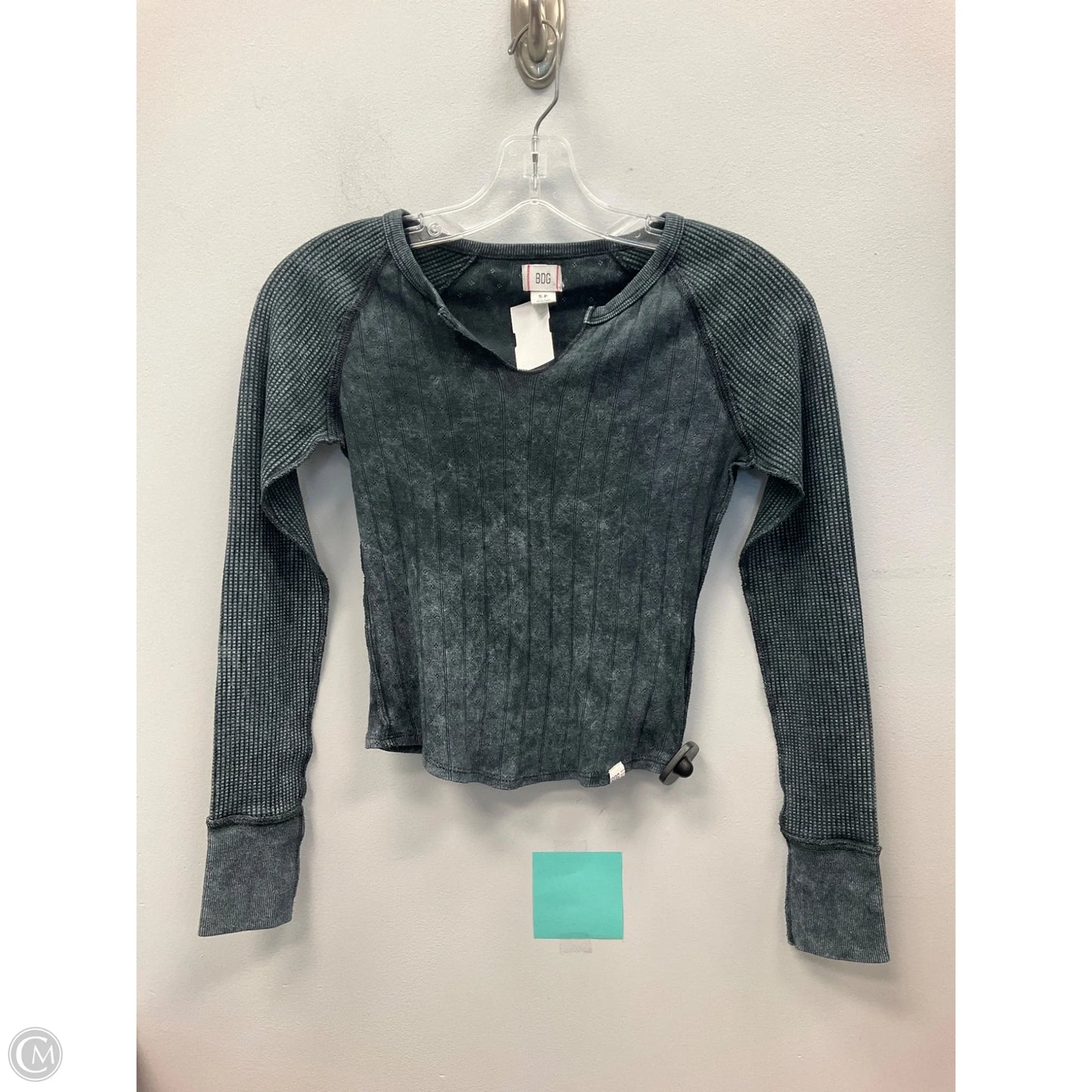 Top Long Sleeve By Bdg In Grey, Size: S