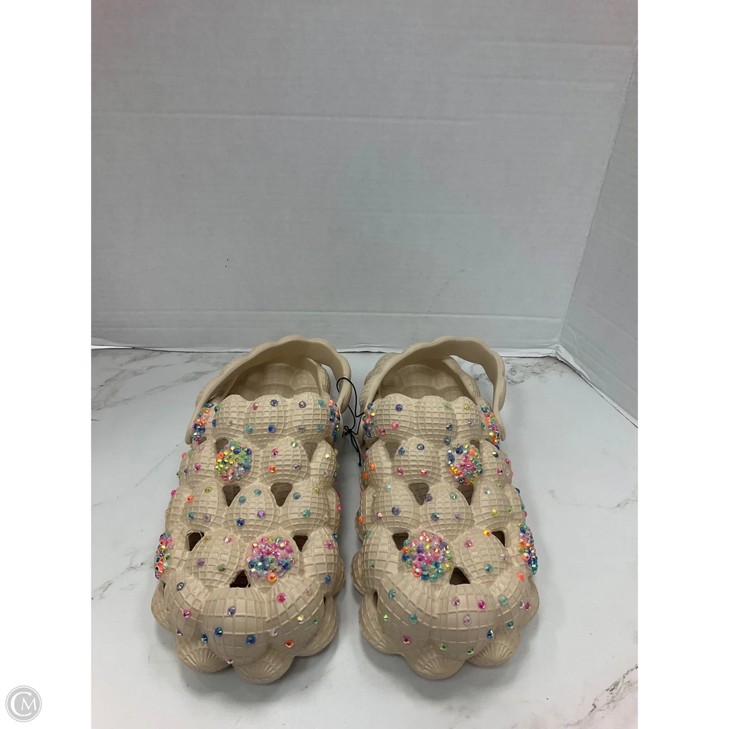 Shoes Athletic By Clothes Mentor In Cream, Size: 10