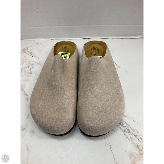 Shoes Flats By Clothes Mentor In Beige, Size: 8.5
