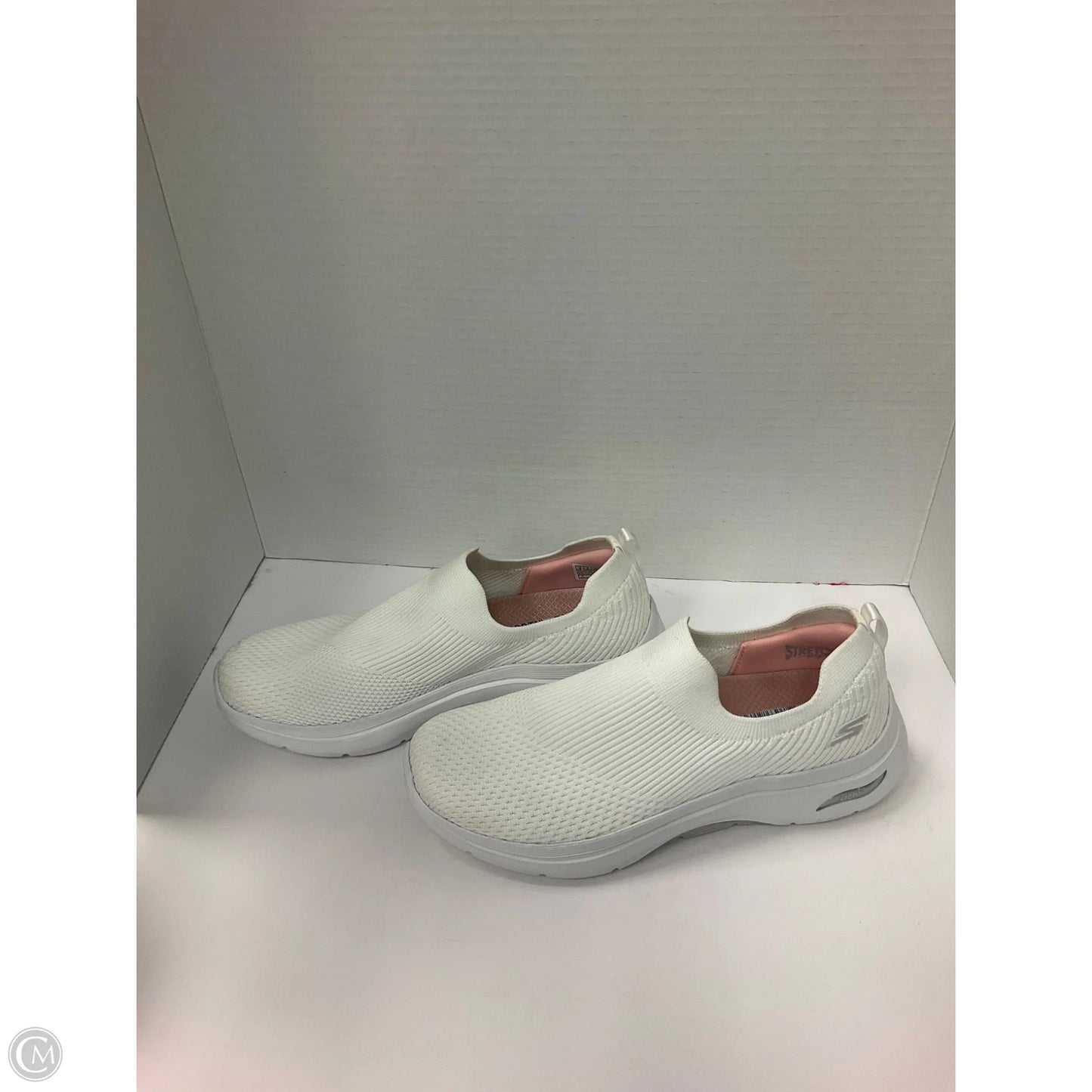 Shoes Sneakers By Skechers In White, Size: 9