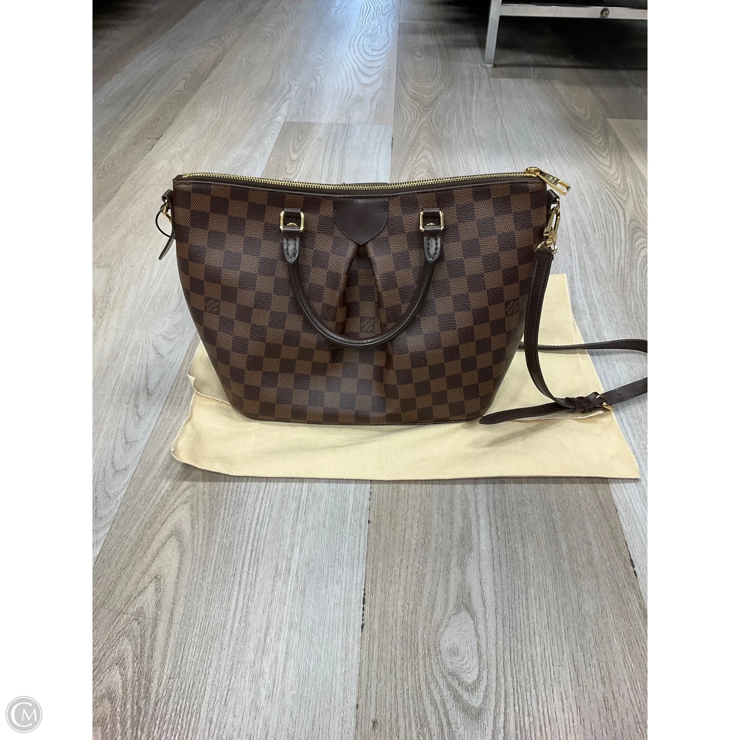 Handbag Luxury Designer By Louis Vuitton, Size: Medium