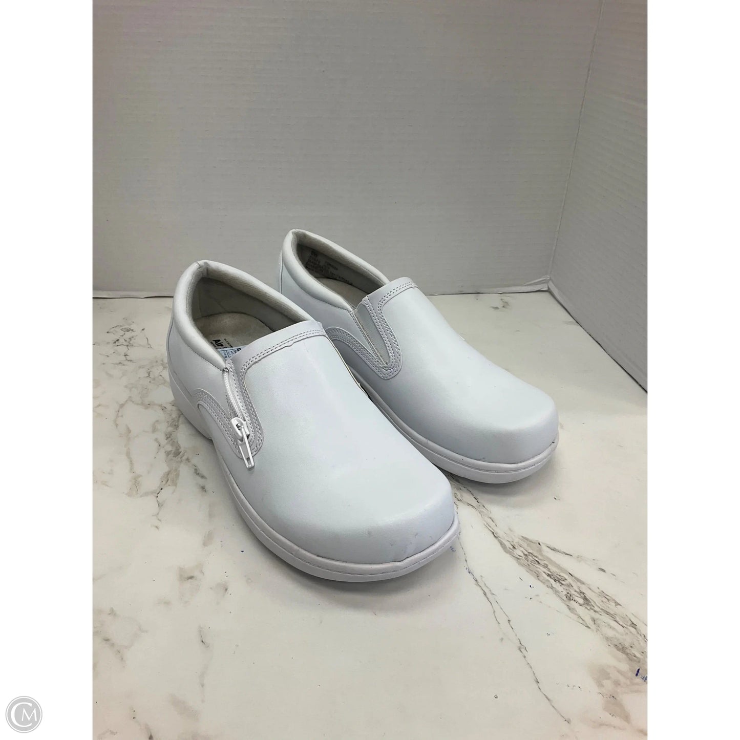 Shoes Flats By Clothes Mentor In White, Size: 9