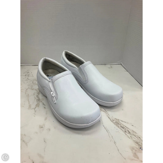 Shoes Flats By Clothes Mentor In White, Size: 9