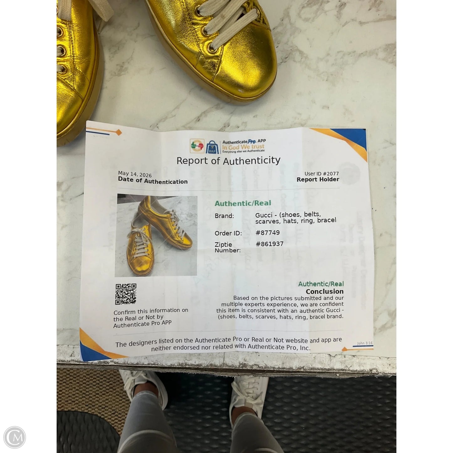 Shoes Luxury Designer By Gucci In Gold, Size: 9.5