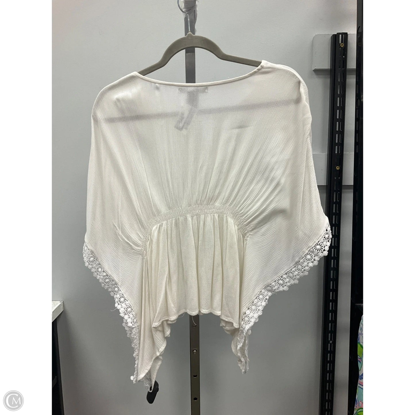 Top Short Sleeve By Clothes Mentor In Cream, Size: S