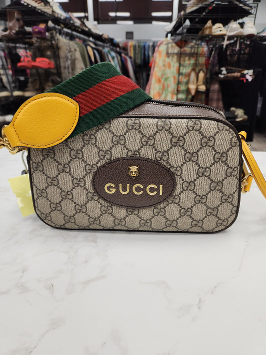 Crossbody Luxury Designer By Gucci, Size: Small